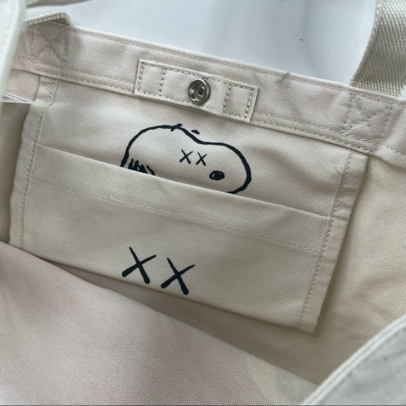 Kaws x Uniqlo Snoopy Peanuts Reusable Tote Bag - Picture 3 of 5